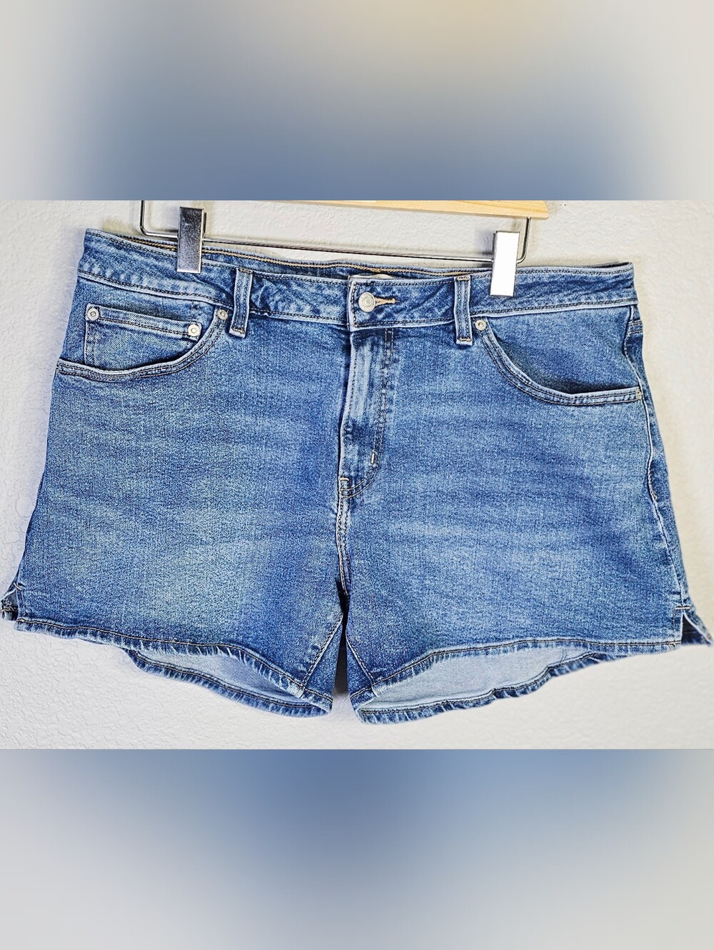 Levi’s A-Line Denim Shorts Women’s 33 Mid Rise Stretch Medium Wash - Picture 5 of 7